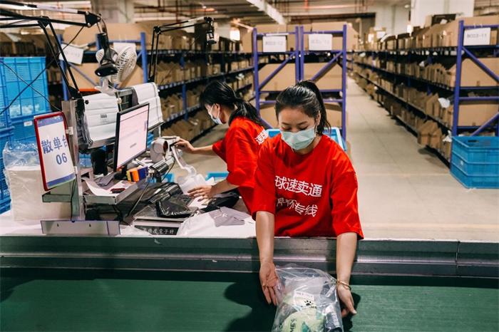 Ecommerce warehouse pick and pack process for international orders