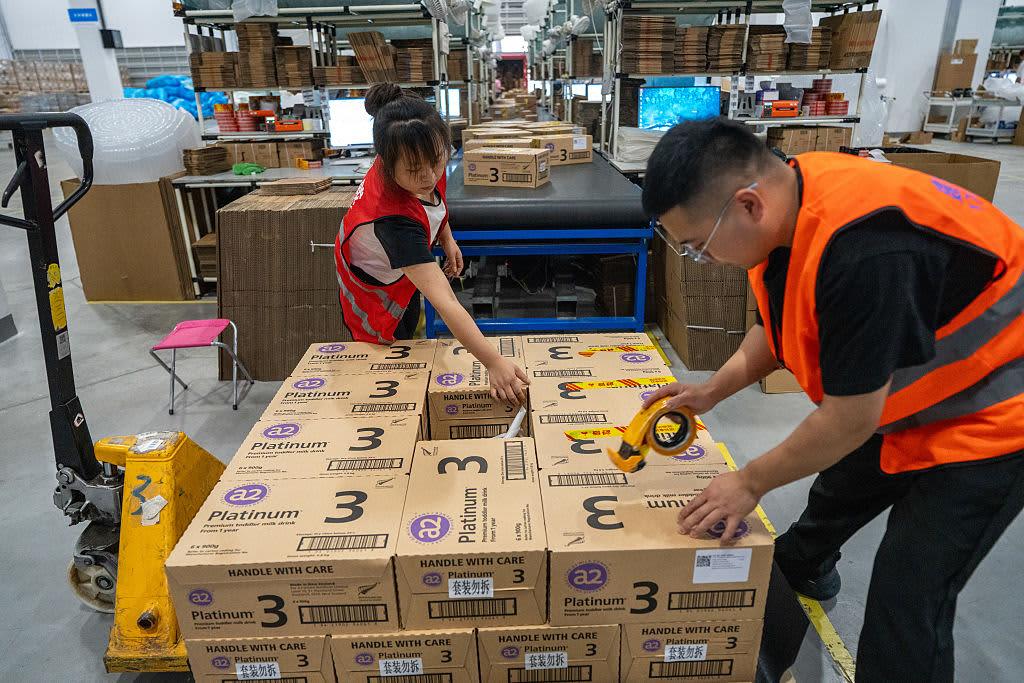 China parcel forwarding warehouse repacking boxes to reduce shipping volume