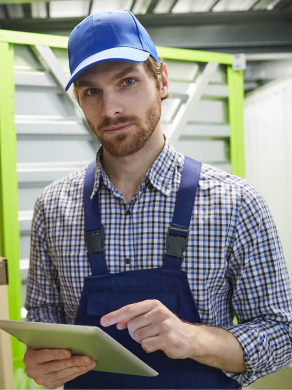 trabalhador-manual-a-utilizar-um-tablet-pc-27-08-2021-22h16m12s-UTC-1.jpg manual-worker-using-tablet-pc-2021-08-27-22-16-12-utc-1.jpg